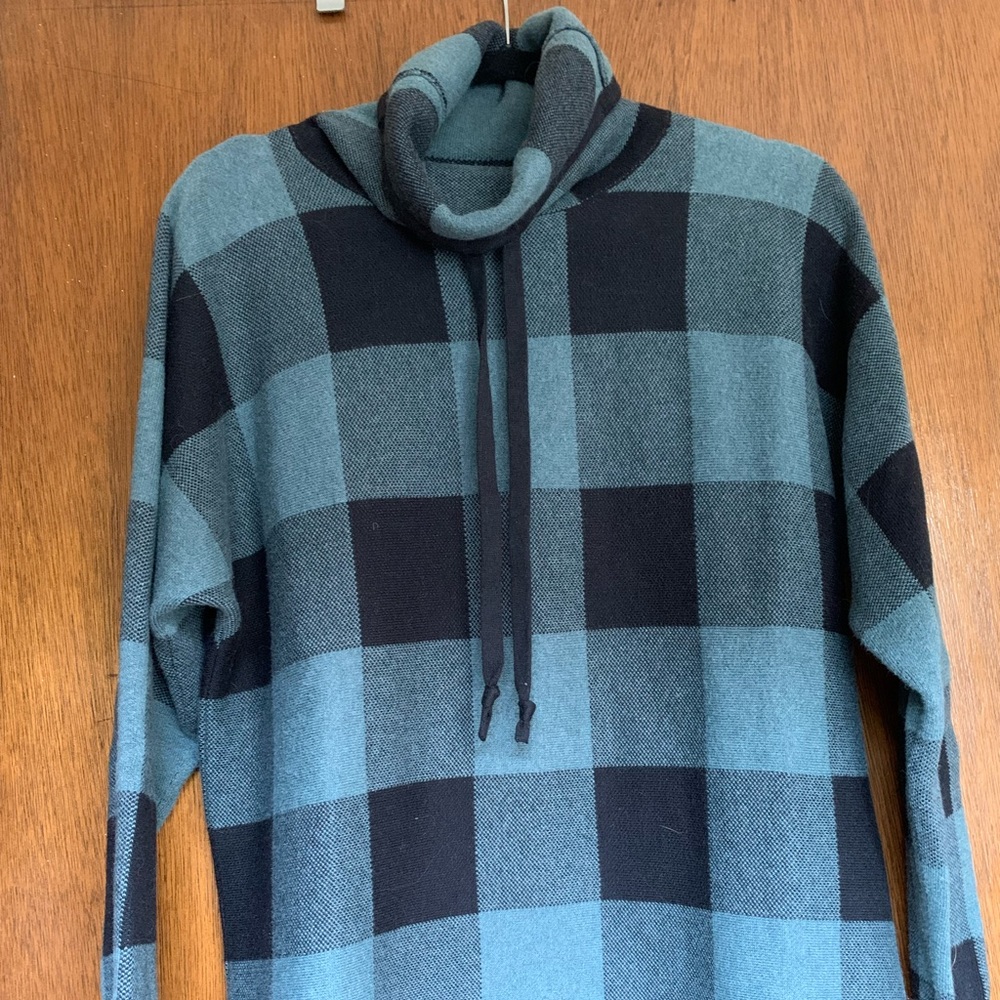 Check-patterned turtleneck sweater with drawstring